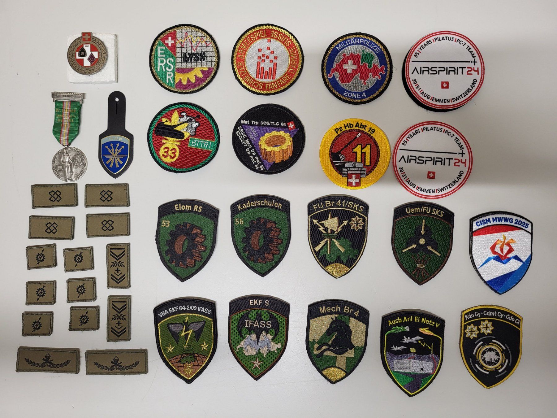 Schweizer Armee Plaketten & Abzeichen: Schweizer Armee Badge / Abzeichen Set – Gebraucht aus Brügg BE von POU-BELLE