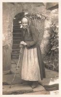 Costumi Ticinesi donna anziana con gerla di legna