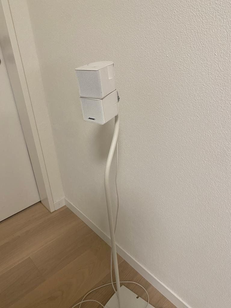 Bose Haut-parleurs: 2 Bose Cube Lautsprecher auf Ständer – D'occasion à Glattpark(Opfikon) par humanpro 3