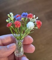 Wunderschöne Blumen mit Vase für Puppenhaus/Puppenstube