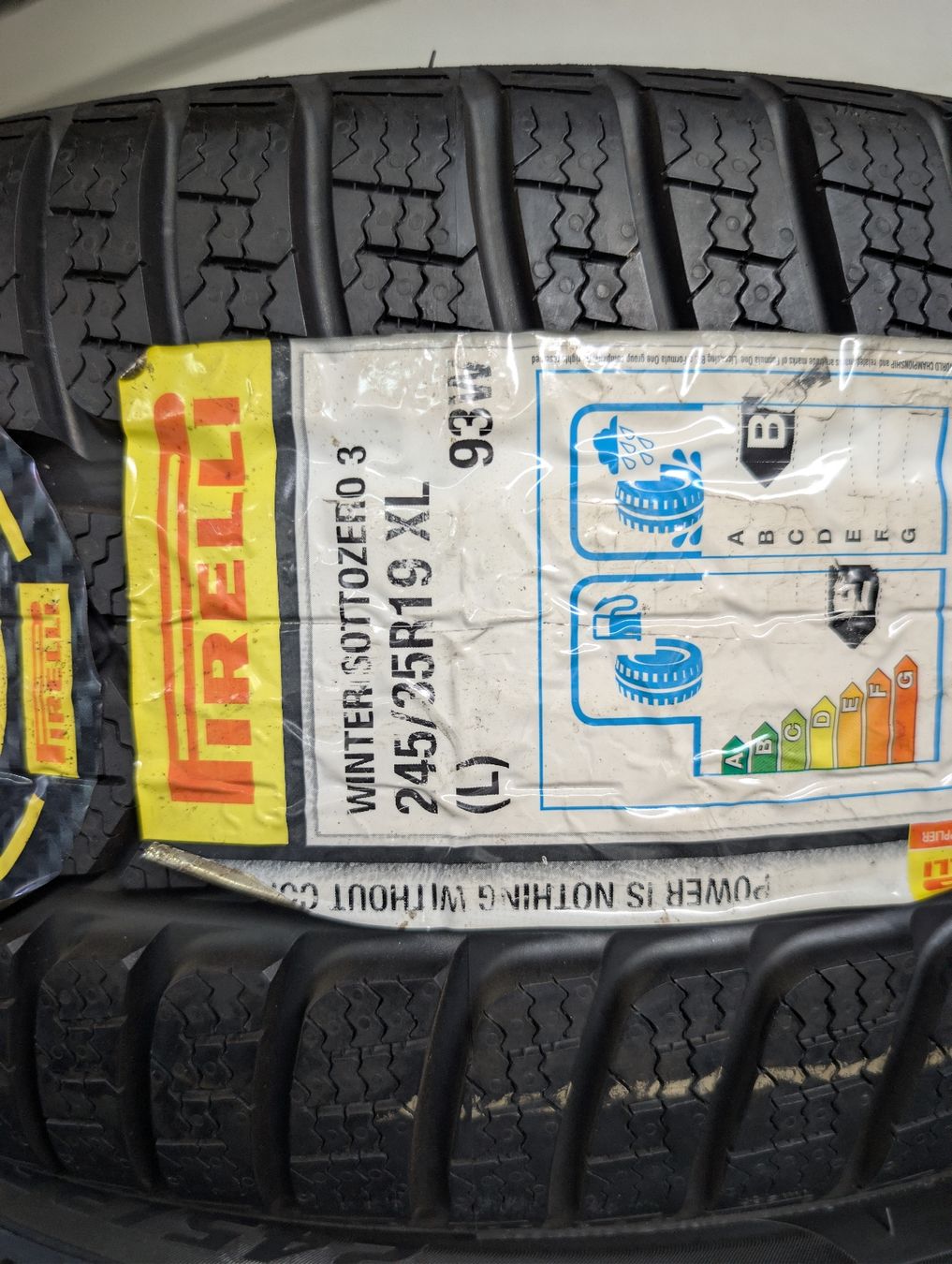 Pirelli Pneus & Kompletträder: 245/35/19  Winterreifen – Neu und originalverpackt aus Dürrenäsch von Pneu-Idris 2