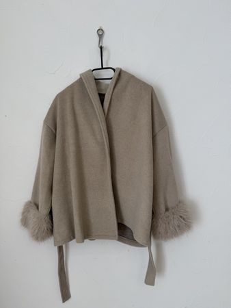 Veste courte beige avec fourrure aux manches taille M