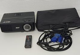 Beamer Acer HDMI mit Kabel und Fernbedienung.