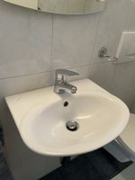 Kleines Lavabo, Laufen Keramik, mit Armatur, Handtuchhalter 