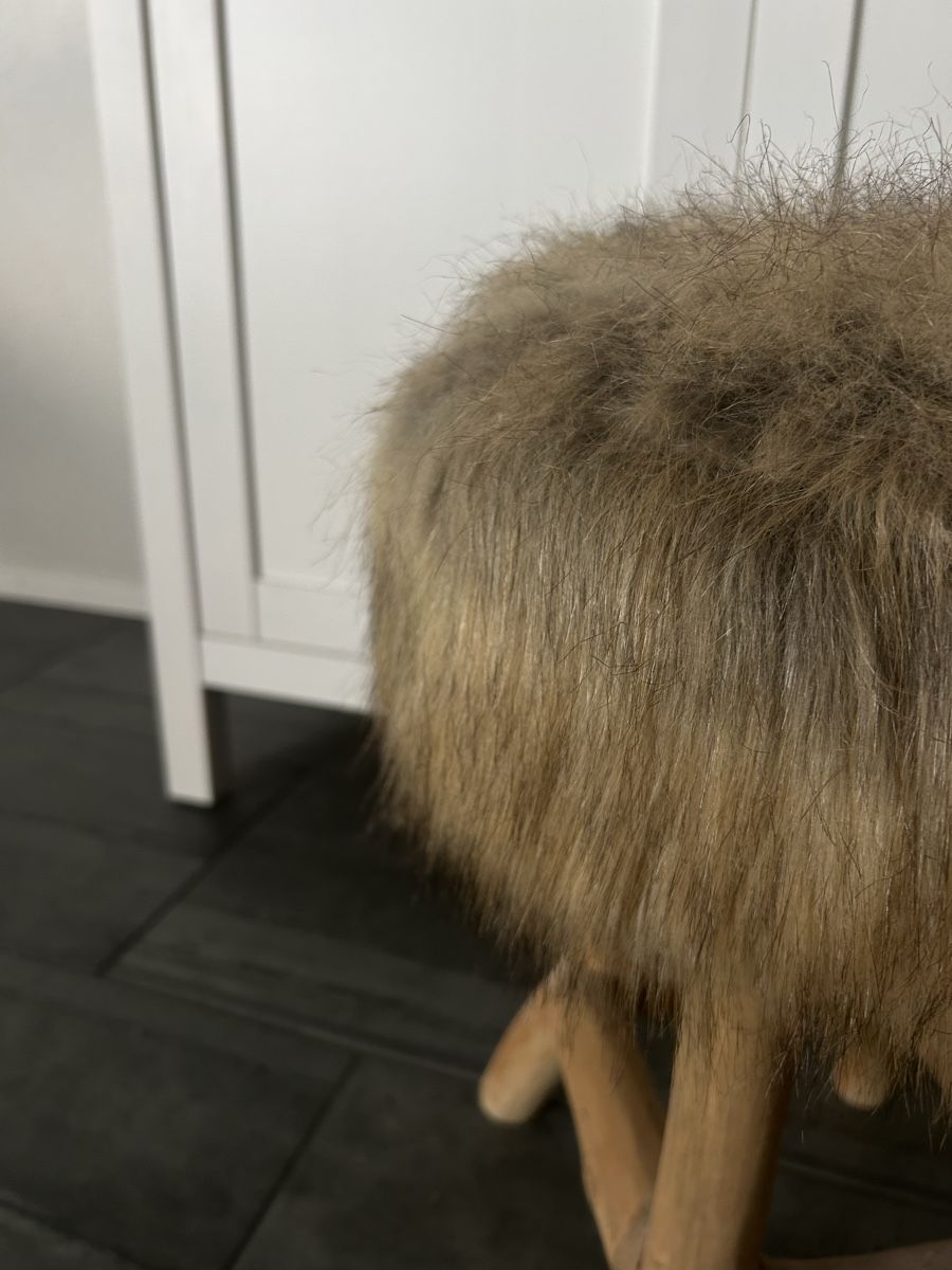 Sgabelli: Flauschiger Hocker mit Holzfüssen - ein Hingucker! – Usato da Ostermundigen venduto da mic_27pv 4