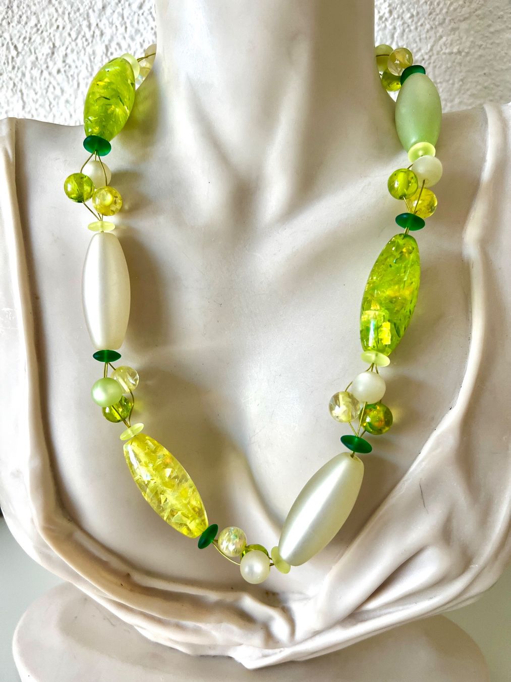 Catenine: Lichtspiel Statement-Glaskette Limettengrün Weiss mit Perlen – Usato da Ruswil venduto da artbyhand 2