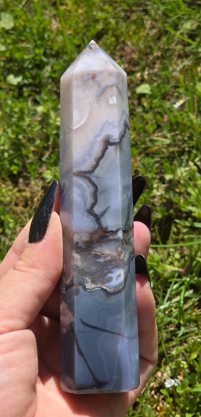 Minerali & Pietre curative: Blauer Blumenachat Obelisk D 215g – Nuovo e nell'imballaggio originale da Matzingen venduto da Shay_Crystalz