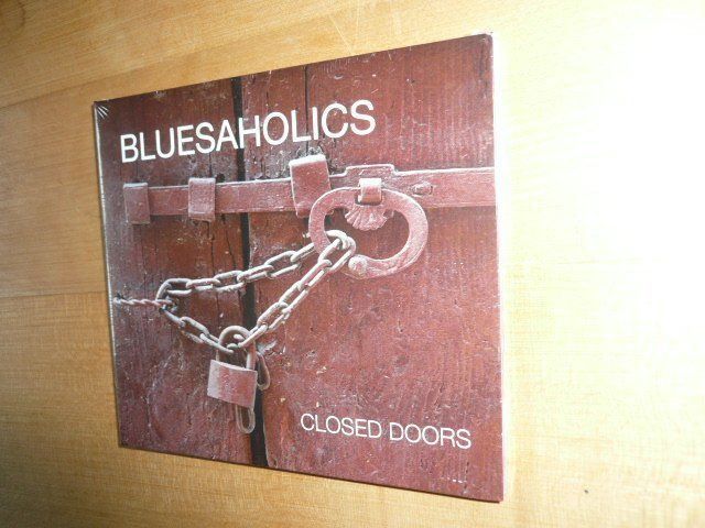 CDs: BLUESAHOLICS Closed Doors - CH 2021 – Neu und originalverpackt aus Zofingen von mooni89