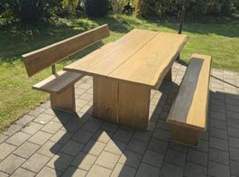 Robuster Gartentisch aus Massivholz mit zwei passenden Bänke
