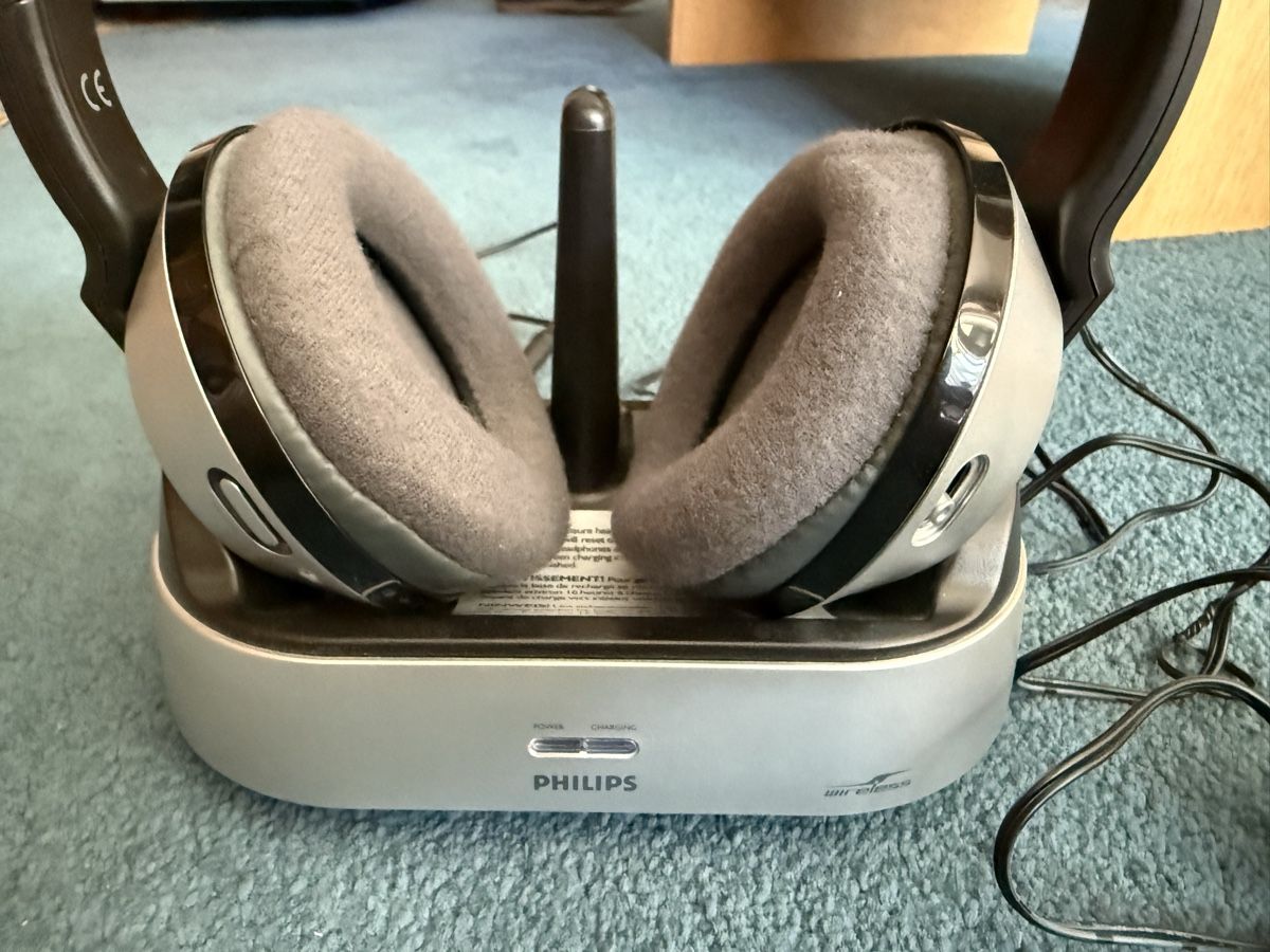 Philips Cuffie: Philips SHC8555 kabellose Kopfhörer mit Ladestation – Usato da Leissigen venduto da tahari 1