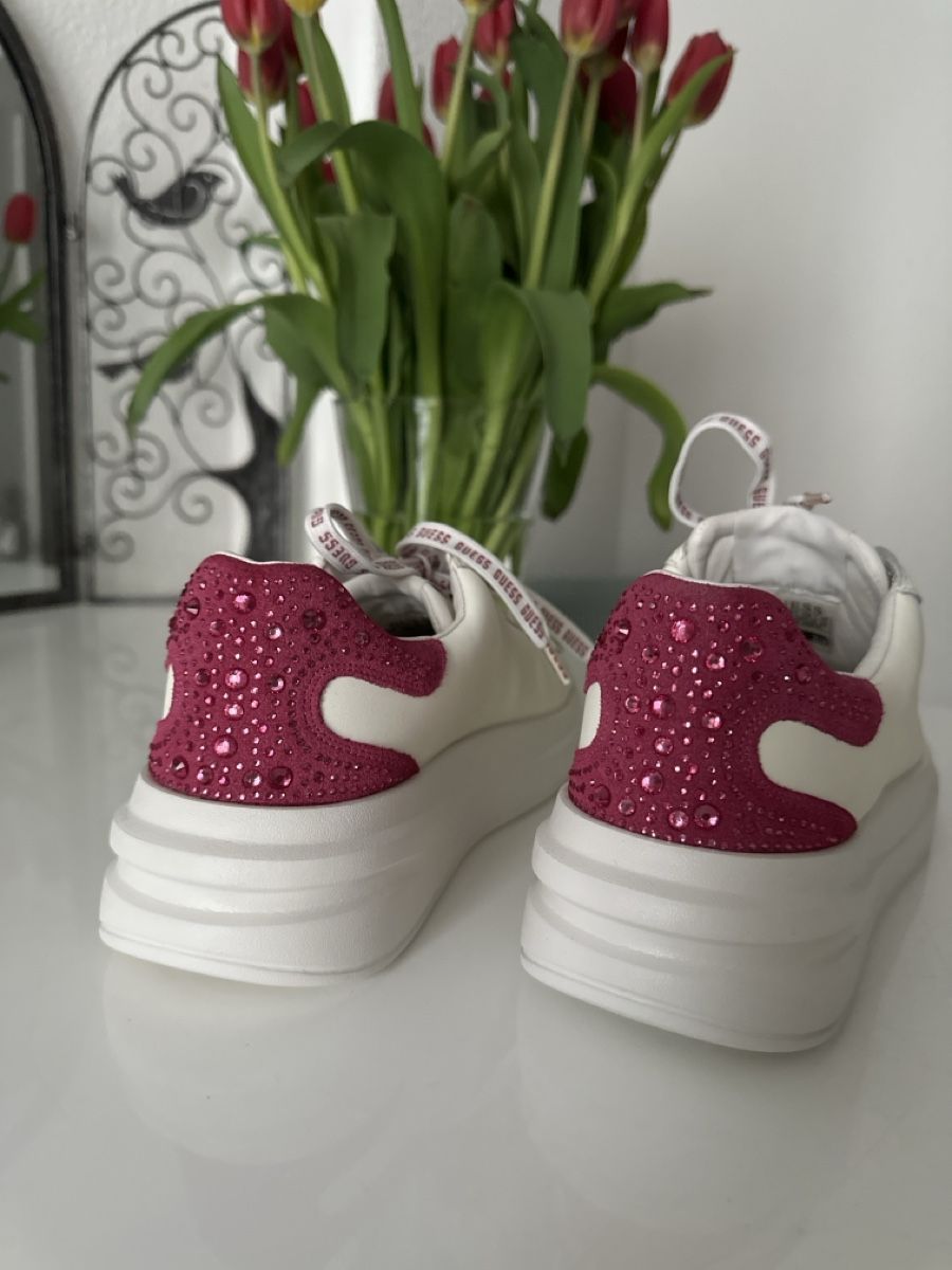 Guess Scarpe da donna: Guess Sneaker low Elbina – Nuovo (secondo la descrizione) da Erlinsbach venduto da endryas 1