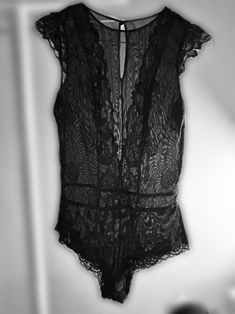 Schwarzer Body aus Spitze