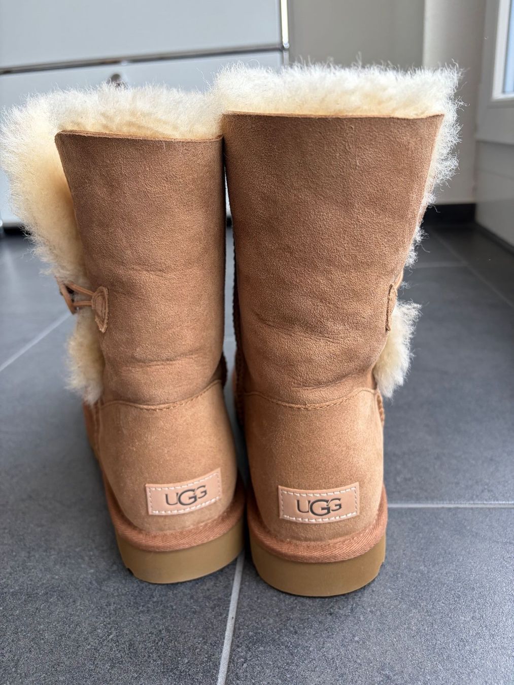 Ugg Damenschuhe: UGG Bailey Button Stiefel braun Grösse 42 Neu – Neu und originalverpackt aus Wilen b. Wollerau von rosmarin13 5
