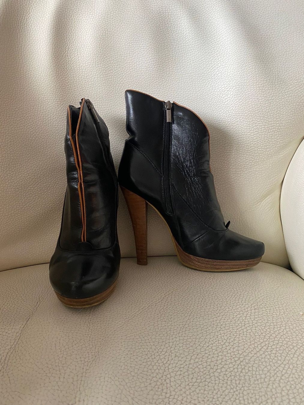 Scarpe da donna: Leather ankle boots – Usato da Zürich venduto da Yuece