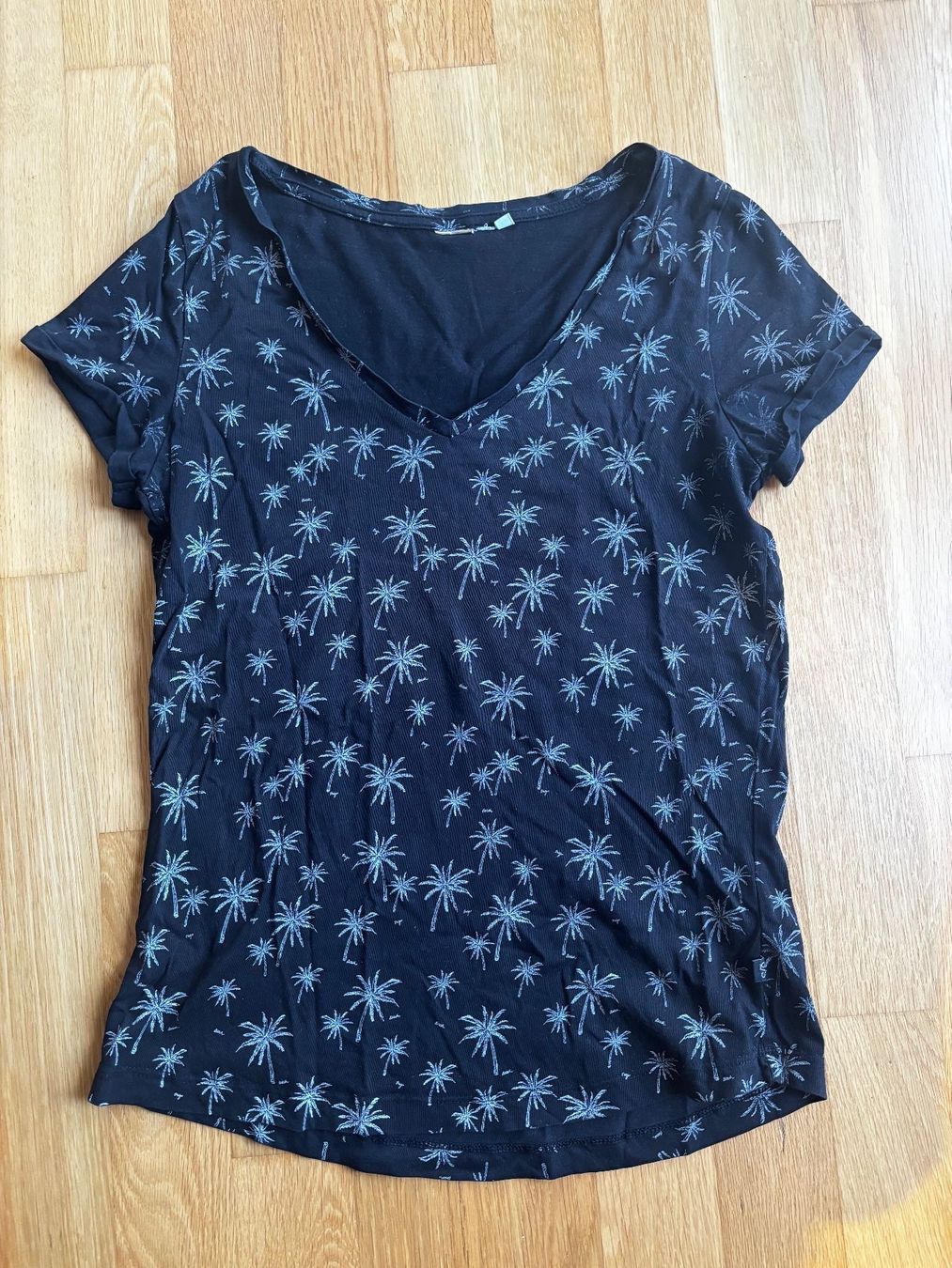 T-shirt: Schwarzes T-Shirt mit Palmen Grösse S – Usato da Buchs ZH venduto da anviesku 1