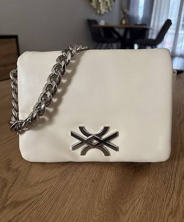 Weiße Schultertasche von Benetton mit Kettenriemen