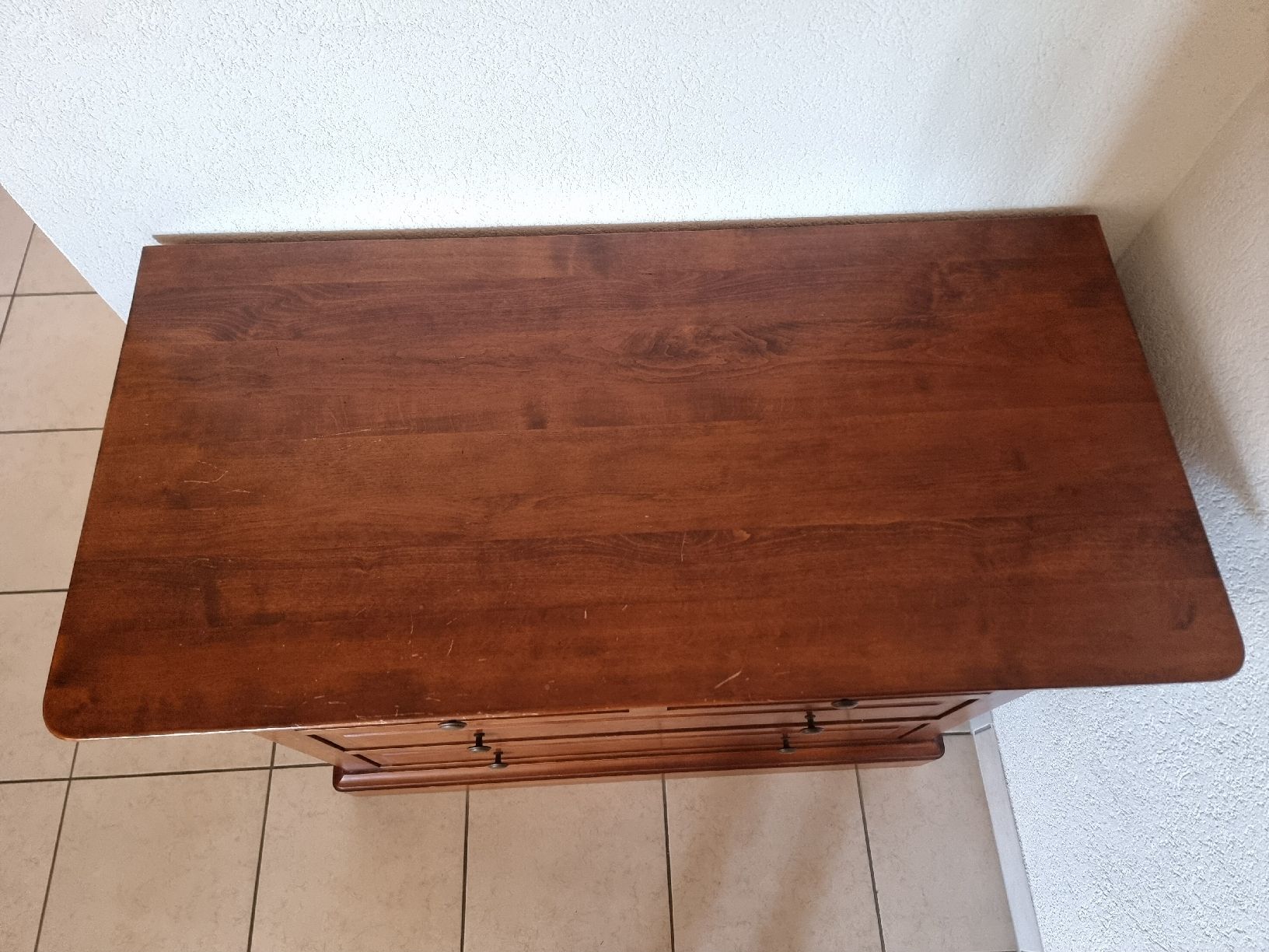 Cassettiere: Commode en merisier massif de style Louis-Philippe  – Usato da Bevaix venduto da Lemana 4