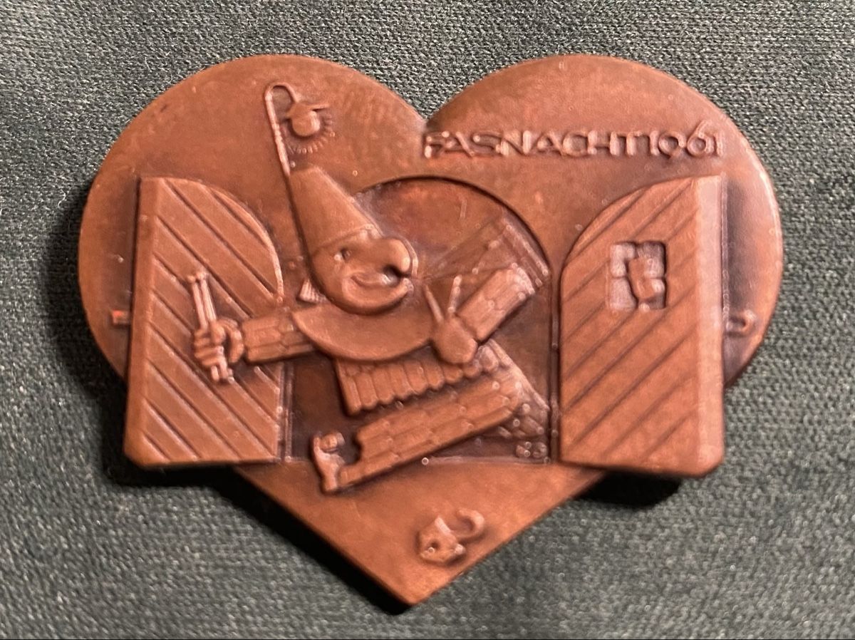 Spille & Fermagli: Fasnachts Plakette 1961 Herzform – Nuovo e nell'imballaggio originale da Allschwil venduto da Deal_Tiger99