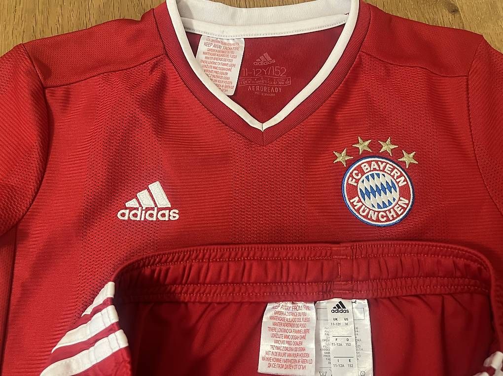 Leibchen & Hosen: Maillot de football  – Gebraucht aus Savigny von Rafael_Frach 1