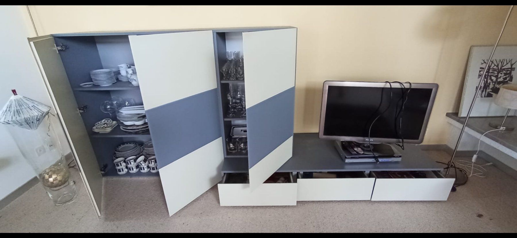 Mobili TV: Sideboard, Glasbronten und Tablars, Cremeweiss u Grau – Usato da Büsserach venduto da namib68 1