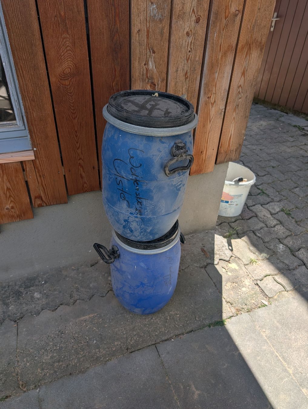 Annaffiatura & Irrigazione: 2 blaue Fässer – Usato da Uster venduto da boschii