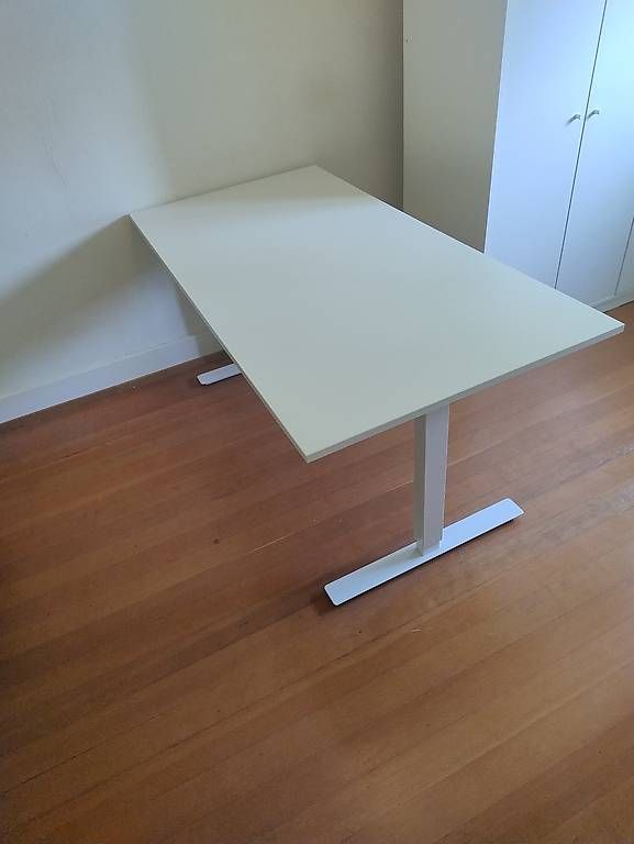 Schreibtische: Desk, height adjustable, like new – Gebraucht aus Zürich von hox_9mzq