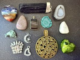 Gemischte Anhänger Verschiedene Steine und Metalle Lot