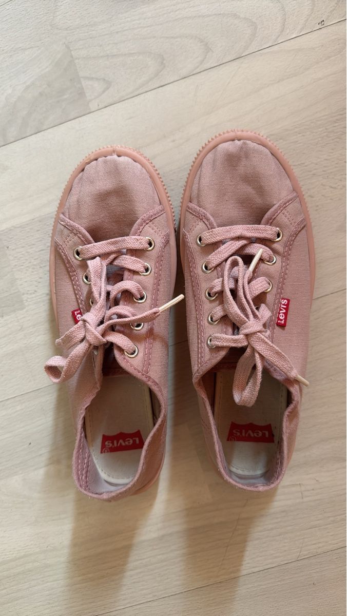 Levi's Herrenschuhe: Levi's Sneaker, Grösse 38,wenig getragen – Gebraucht aus Gersau von Second-Hand-Shop