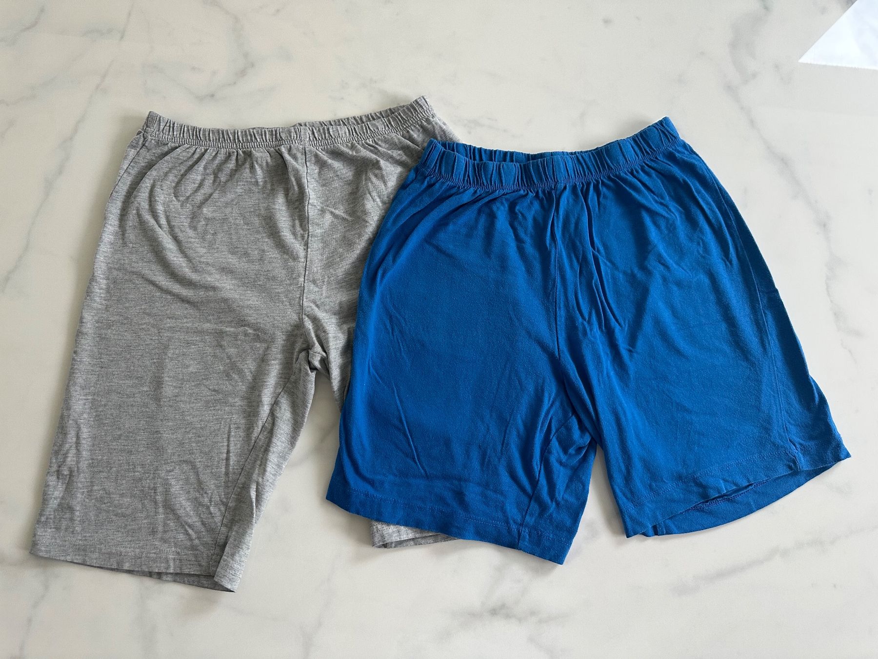 Pantaloni: 2 Kinder Shorts Grösse:146/152 – Usato da Lausen venduto da Swissart123 1