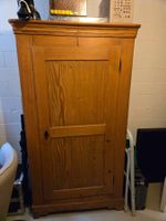 Antiker Schrank aus Holz