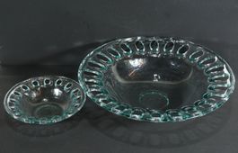 Paar attraktive Glasschalen mit gelochtem Rand
