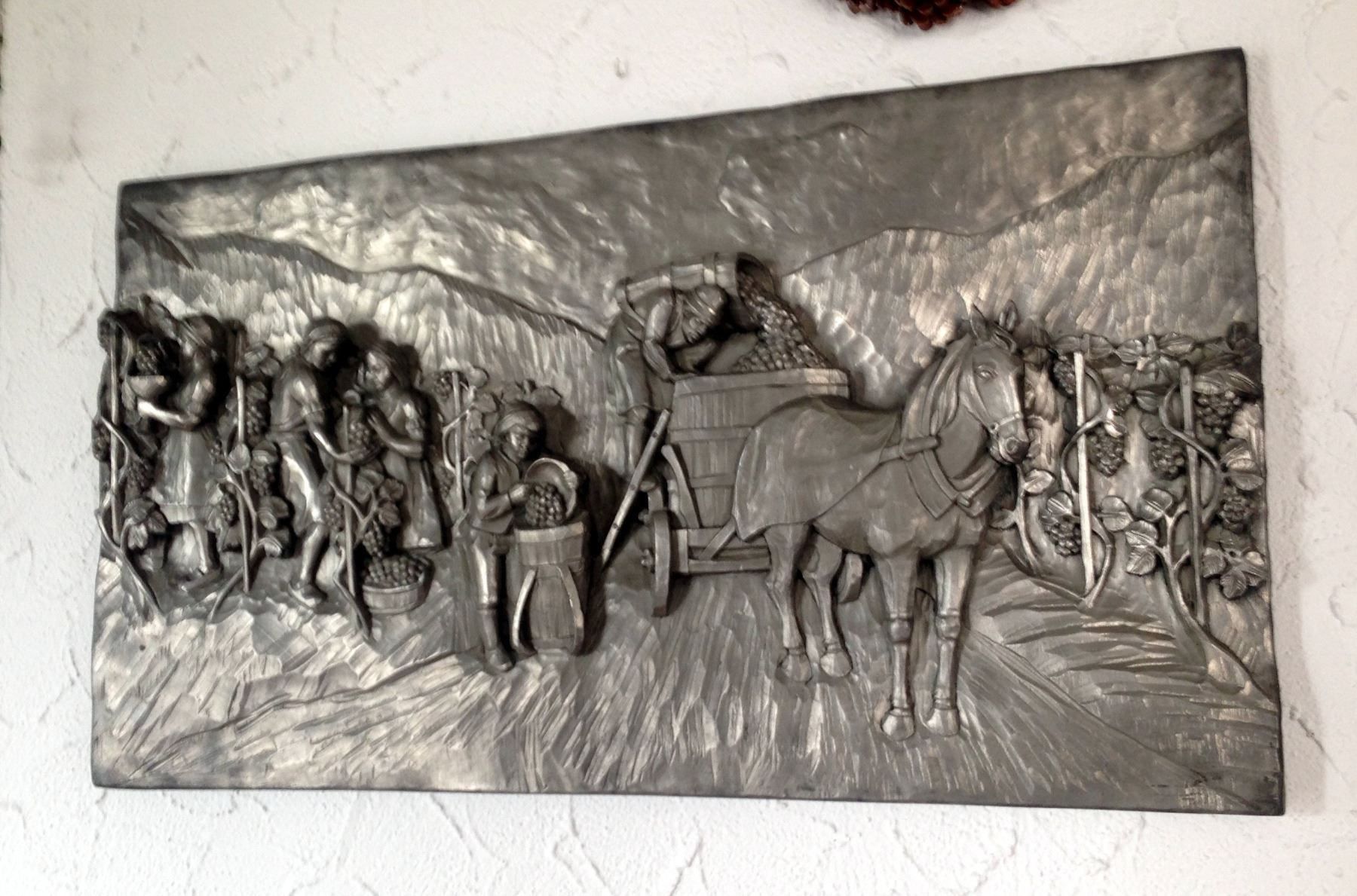 Poster & Bilder: ZINNRELIEF WINZER BEI DER WEINLESE 84cm – Neu (gemäss Beschreibung) aus Eschenbach von Alicekunst