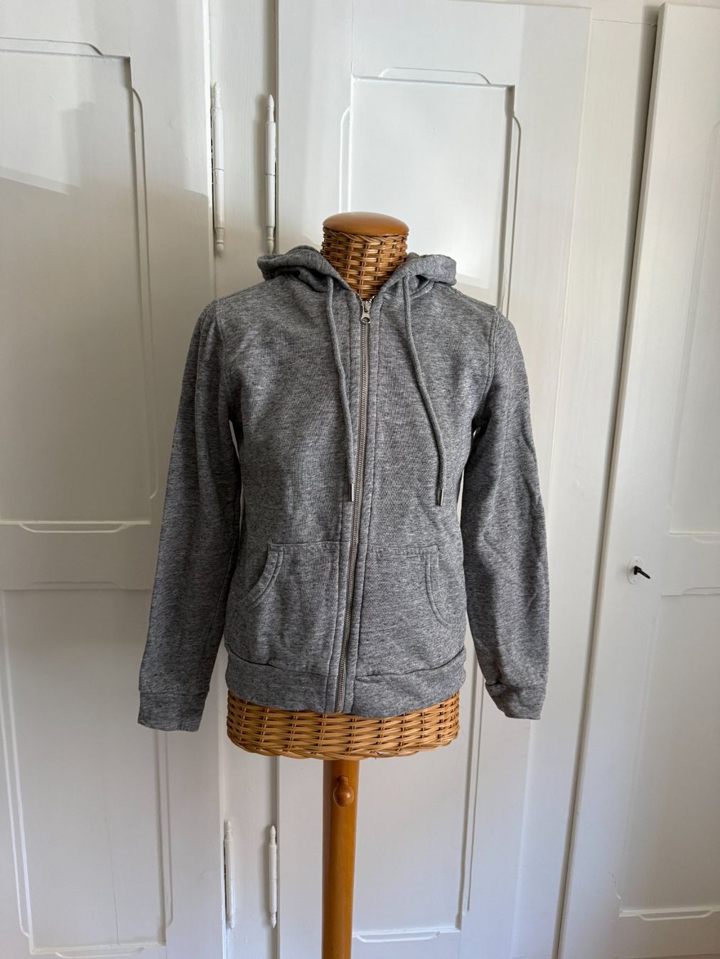 H&M Vestes: Sweatjacke hellgrau meliert XS – D'occasion à Zürich par Diazaio