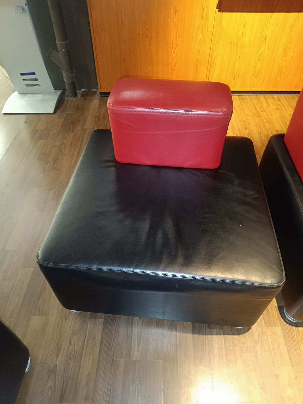 Sofas: Möbelset Lounge schwarz-rot mit Gebrauchsspuren – Gebraucht aus Wettingen von Sel_Bat 2