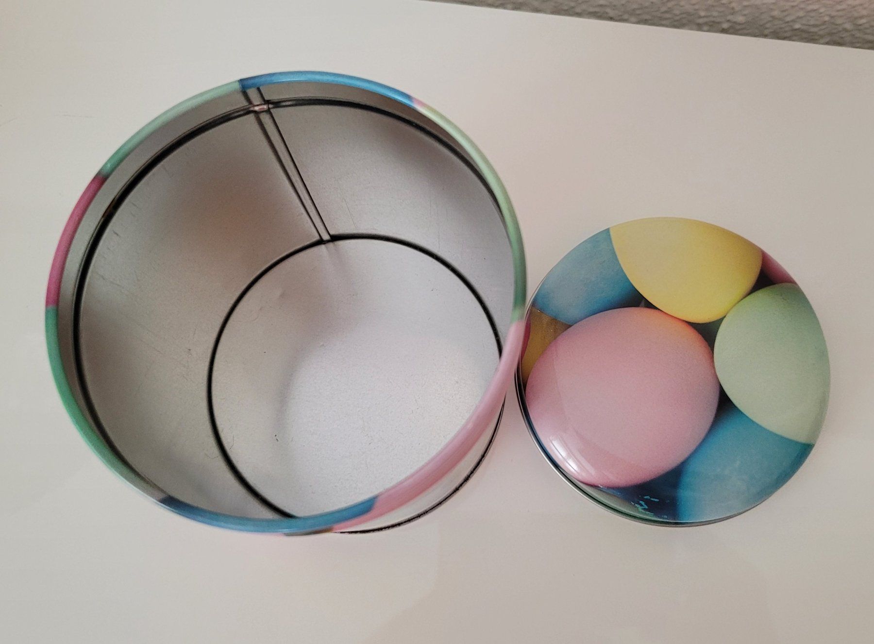 Autres décorations & accessoires: Metall/Blech Dose Rund mit buntem Eiermotiv – D'occasion à Zürich par fourpaws 2