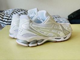 ASICS Gel-Kayano 14 – Sneaker in Weiß/Silber, Gr. 44