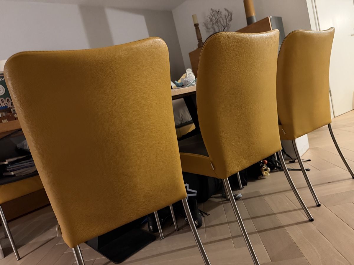 Stühle: Trois chaises cuir grises et jaune moutarde  – Gebraucht aus Founex von ann_z27t 5