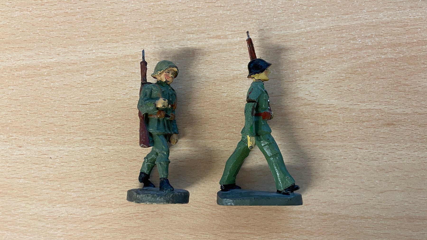 Figuren: Schweiz Armee - 2 Soldaten marschieren - Elastolin Figur – Gebraucht aus Glattfelden von cybermaxx