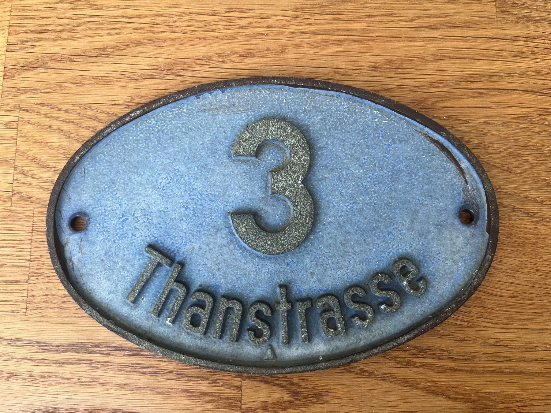 Insegne: Hausnummer 3 Thanstrasse Schild oval blau – Usato da Sursee venduto da abcdxyz