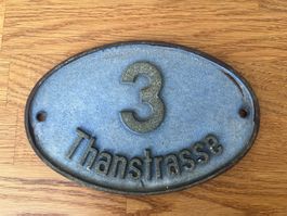 Hausnummer 3 Thanstrasse Schild oval blau