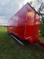 Lastwagen Anhänger mit Hebebühne und Aufzug