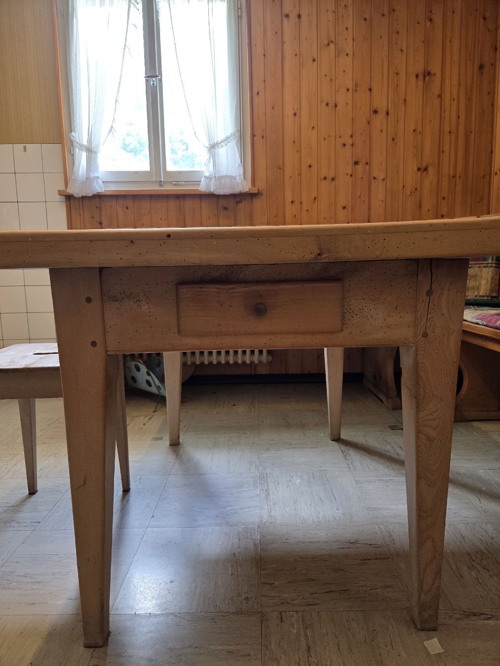 Tavoli: Rustikaler Holztisch mit Schiferplatte & Hocker – Usato da Muotathal venduto da sch_h6cz 2
