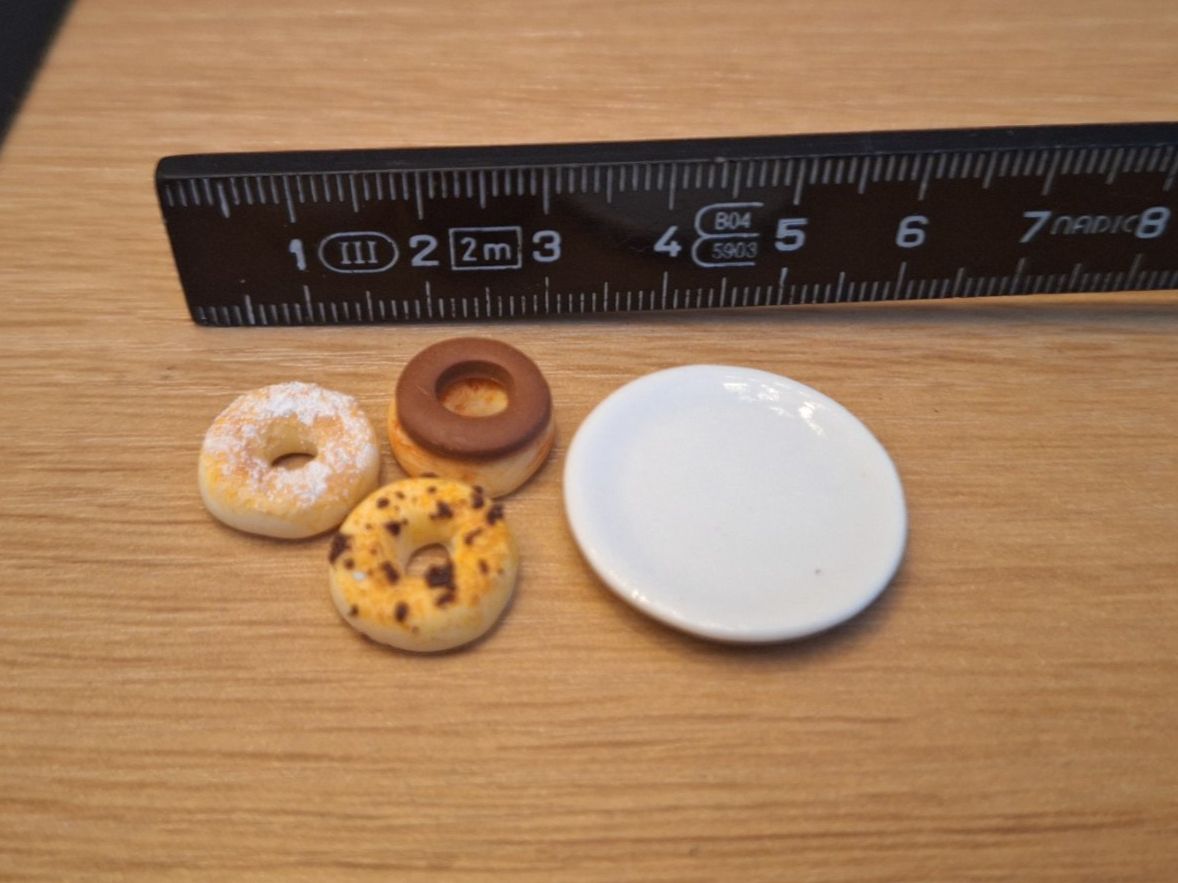 Case e mobili per bambole: Handmade Donuts auf Keramik Teller – Nuovo (secondo la descrizione) da Zürich venduto da HandmadeTinyFood 1