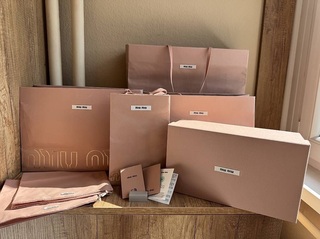 Casse di trasporto: Originales Miu Miu Luxus-Verpackung Mega-Set – Usato da Emmetten venduto da kel_982x