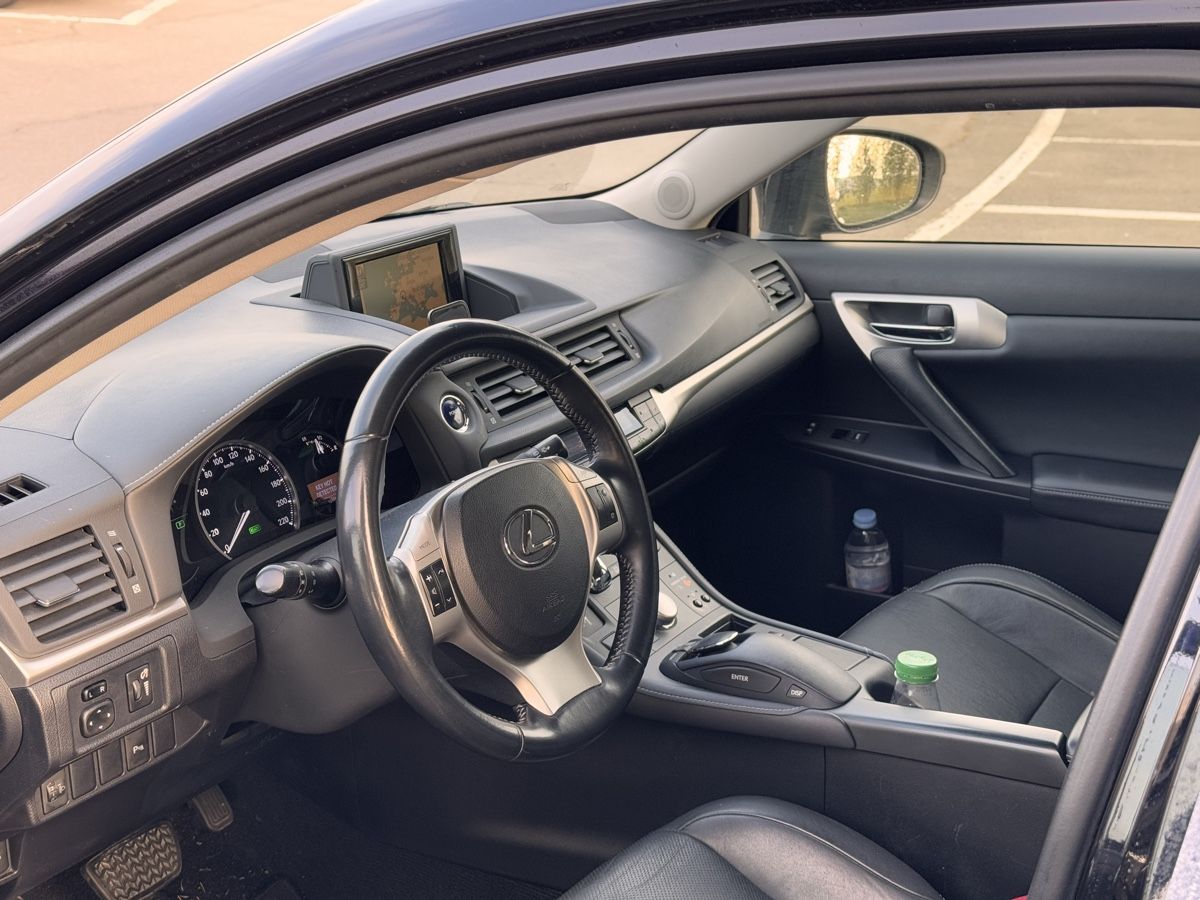 Lexus Autos: Lexus CT200H – Gebraucht aus Chavannes-de-Bogis von  6