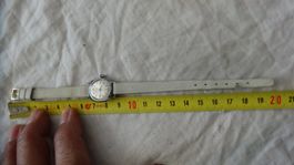 URECH SEHR KLEINE DAMEN UHR.HANDAUFZEUG.17J.LAUFT--18X20MM