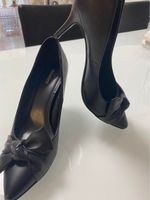 schwarze Dekolletéschuhe mit Schleife, Größe 39, perfekt