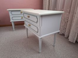 2 tables de nuit -avec meubles assortis disponibles