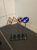Strassenmarkierungen und Zaun
