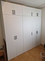 Grosser weisser Kleiderschrank mit vielen Fächern
